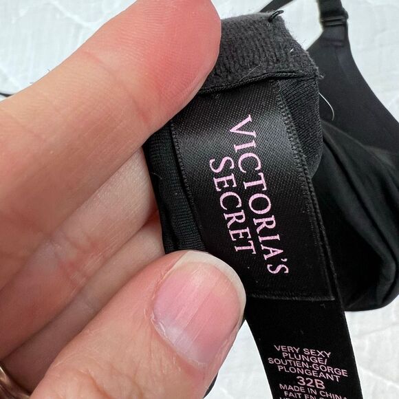 Victoria’s Secret Very Sexy Plunge Bra – Size 32B – Black - Picture 6 of 9
